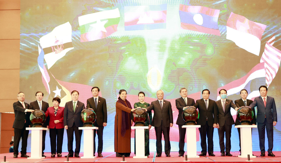 Sáng 13/8/2020, tại Nhà Quốc hội, Chủ tịch Quốc hội Nguyễn Thị Kim Ngân cùng các Phó Chủ tịch Quốc hội, các thành viên Ủy ban Thường vụ Quốc hội và đại diện lãnh đạo nhiều Bộ, ban ngành Trung ương dự Lễ công bố trang thông tin điện tử, ứng dụng di động và bộ nhận diện của AIPA 2020. (Ảnh: Trọng Đức/TTXVN)