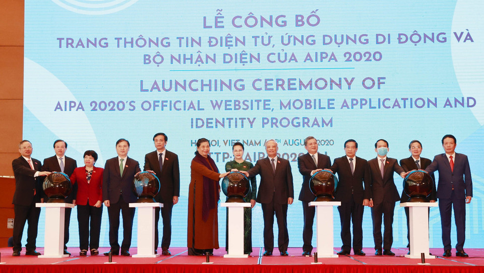 Sáng 13/8/2020, tại Nhà Quốc hội, Chủ tịch Quốc hội Nguyễn Thị Kim Ngân cùng các Phó Chủ tịch Quốc hội, các thành viên Ủy ban Thường vụ Quốc hội và đại diện lãnh đạo nhiều Bộ, ban ngành Trung ương dự Lễ công bố trang thông tin điện tử, ứng dụng di động và bộ nhận diện của AIPA 2020. (Ảnh: Trọng Đức/TTXVN)