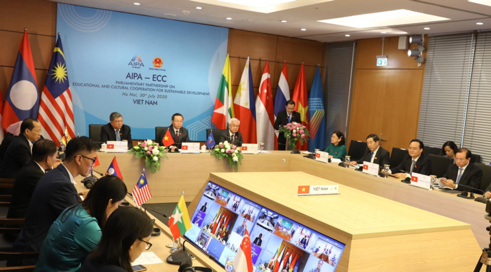 Hội nghị trực tuyến 'Đối tác nghị viện về hợp tác giáo dục, văn hóa vì sự phát triển bền vững'(AIPA-ECC), chiều 30/7/2020, tại Hà Nội dưới sự điều hành của Phó Chủ tịch Quốc hội Phùng Quốc Hiển. (Ảnh: Văn Điệp/TTXVN)