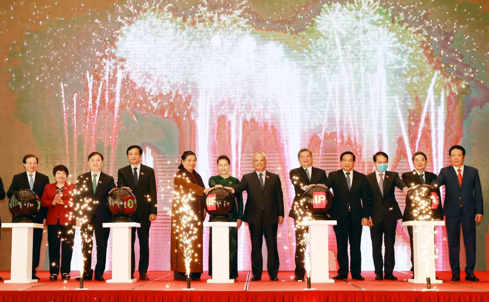  Sáng 13/8/2020, tại Nhà Quốc hội, Chủ tịch Quốc hội Nguyễn Thị Kim Ngân cùng các Phó Chủ tịch Quốc hội, các thành viên Ủy ban Thường vụ Quốc hội và đại diện lãnh đạo nhiều Bộ, ban ngành Trung ương dự Lễ công bố trang thông tin điện tử, ứng dụng di động và bộ nhận diện của AIPA 2020. (Ảnh: Trọng Đức/TTXVN)