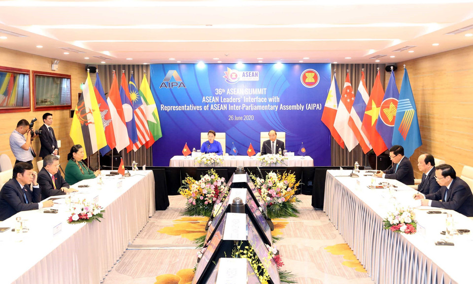 Chiều 26/6/2020, trong khuôn khổ Hội nghị Cấp cao ASEAN 36, tại Hà Nội, Thủ tướng Nguyễn Xuân Phúc, Chủ tịch ASEAN 2020 và Chủ tịch Quốc hội Nguyễn Thị Kim Ngân, Chủ tịch AIPA-41 đồng chủ trì cuộc Đối thoại giữa các Nhà lãnh đạo ASEAN và AIPA dưới hình thức trực tuyến. (Nguồn: TTXVN)