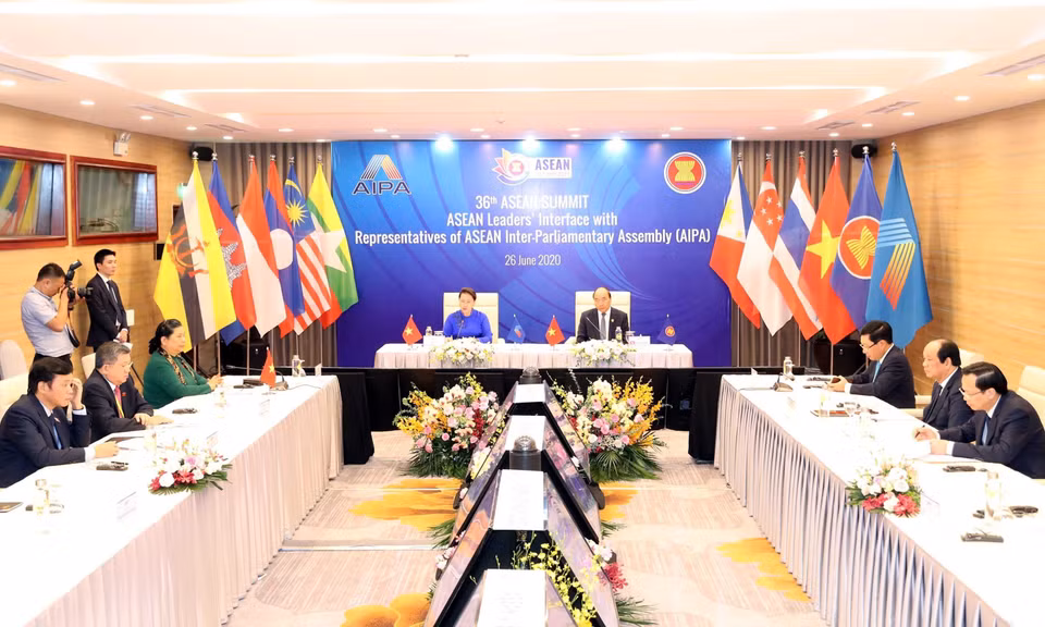 Chiều 26/6/2020, trong khuôn khổ Hội nghị Cấp cao ASEAN 36, tại Hà Nội, Thủ tướng Nguyễn Xuân Phúc, Chủ tịch ASEAN 2020 và Chủ tịch Quốc hội Nguyễn Thị Kim Ngân, Chủ tịch AIPA-41 đồng chủ trì cuộc Đối thoại giữa các Nhà lãnh đạo ASEAN và AIPA dưới hình thức trực tuyến. (Nguồn: TTXVN)