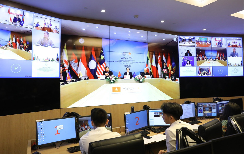 Hội nghị trực tuyến 'Đối tác nghị viện về hợp tác giáo dục, văn hóa vì sự phát triển bền vững'(AIPA-ECC), chiều 30/7/2020, tại Hà Nội dưới sự điều hành của Phó Chủ tịch Quốc hội Phùng Quốc Hiển. (Ảnh: Văn Điệp/TTXVN)