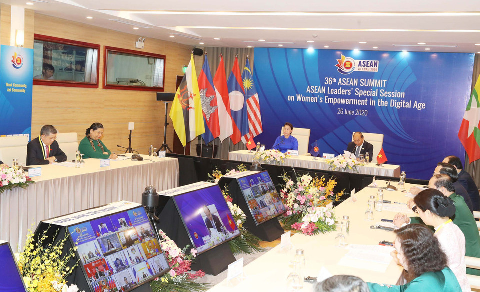 Trong khuôn khổ Hội nghị Cấp cao ASEAN lần thứ 36, chiều 26/6/2020, tại Hà Nội, Thủ tướng Nguyễn Xuân Phúc, Chủ tịch ASEAN 2020 và Chủ tịch Quốc hội Nguyễn Thị Kim Ngân, Chủ tịch AIPA-41 đồng chủ trì Phiên họp đặc biệt của các Nhà lãnh đạo ASEAN tại Hội nghị Cấp cao ASEAN 36 về tăng quyền năng phụ nữ trong thời đại số. (Nguồn: TTXVN)