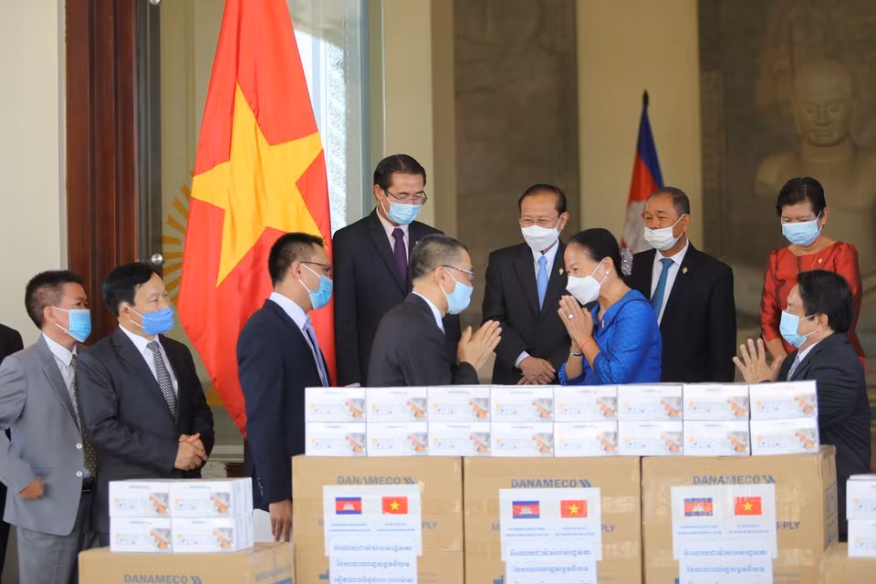 Sáng 20/5/2020, tại trụ sở Quốc hội Vương quốc Campuchia, Đại sứ Việt Nam tại Campuchia Vũ Quang Minh được sự ủy quyền của Chủ tịch Quốc hội Nguyễn Thị Kim Ngân, Chủ tịch AIPA 2020 cùng ngài Le Peng Long, Tổng Thư ký Quốc hội Campuchia đồng chủ trì Lễ bàn giao quà tặng là khẩu trang y tế của Quốc hội Việt Nam gửi tới Quốc hội và nhân dân Campuchia. (Ảnh: Vũ Hùng/TTXVN)