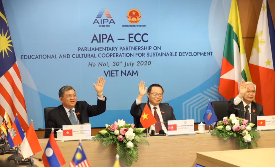 Phó Chủ tịch Quốc hội Phùng Quốc Hiển điều hành Hội nghị trực tuyến 'Đối tác nghị viện về hợp tác giáo dục, văn hóa vì sự phát triển bền vững'(AIPA-ECC), chiều 30/7/2020, tại Hà Nội. (Ảnh: Văn Điệp/TTXVN)