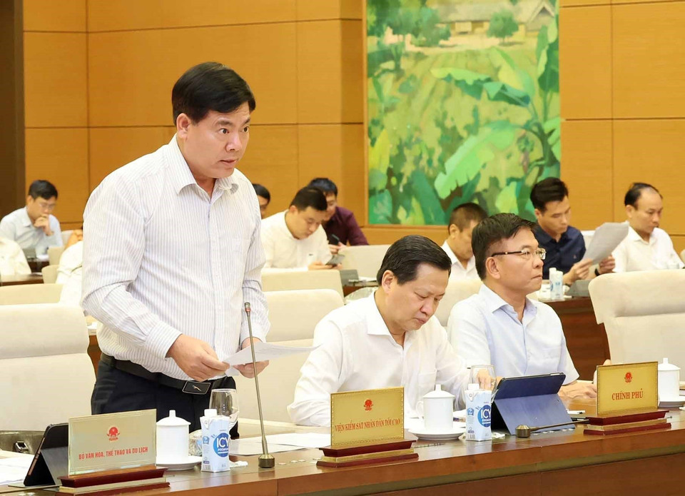 Phó Viện trưởng Viện Kiểm sát Nhân dân tối cao Nguyễn Quang Dũng trình bày tờ trình. (Ảnh: Nhan Sáng/TTXVN)