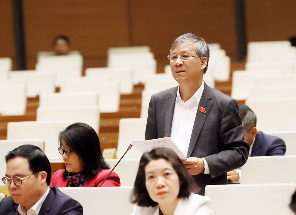 Đại biểu Quốc hội thành phố Hà Nội Nguyễn Anh Trí đặt câu hỏi chất vấn. (Ảnh: An Đăng/TTXVN)