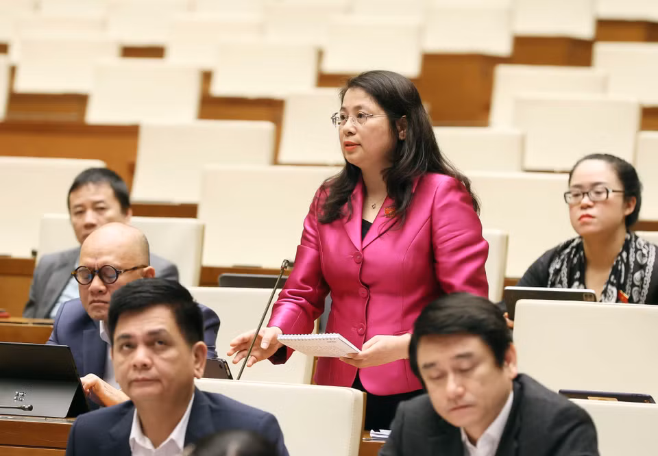 Đại biểu Quốc hội tỉnh Bình Thuận Trần Hồng Nguyên đặt câu hỏi chất vấn. (Ảnh: An Đăng/TTXVN)