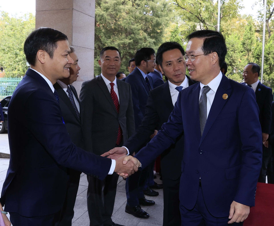 Chủ tịch nước Võ Văn Thưởng với cán bộ, nhân viên Đại sứ quán Việt Nam tại Bắc Kinh và các Tổng Lãnh sự Việt Nam tại các thành phố lớn ở Trung Quốc. (Ảnh: Thống Nhất/TTXVN)