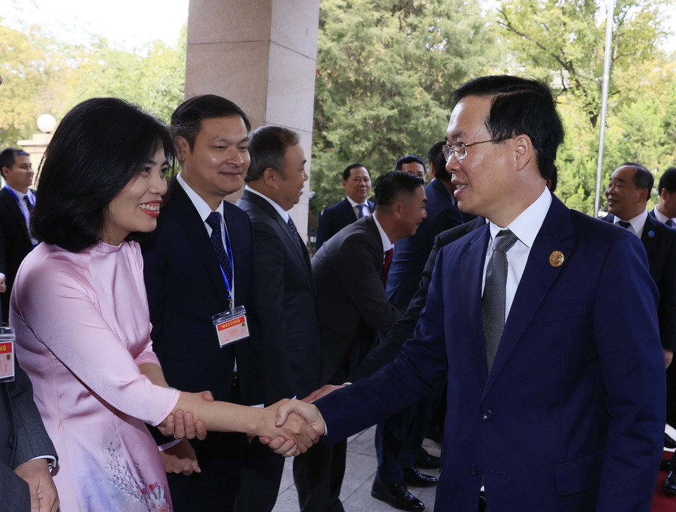 Chủ tịch nước Võ Văn Thưởng với cán bộ, nhân viên Đại sứ quán Việt Nam tại Bắc Kinh và các Tổng Lãnh sự Việt Nam tại các thành phố lớn ở Trung Quốc. (Ảnh: Thống Nhất/TTXVN)