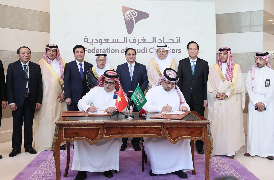 Thủ tướng Phạm Minh Chính chứng kiến Lễ ký Biên bản ghi nhớ giữa Công ty Đầu tư Công nghiệp Zamil (ZIIC) và Công ty Thép xây dựng Zamil Việt Nam(ZSV) về dự án mở rộng ZSV tại Việt Nam (giai đoạn 2023-2030). (Ảnh: Dương Giang/TTXVN)