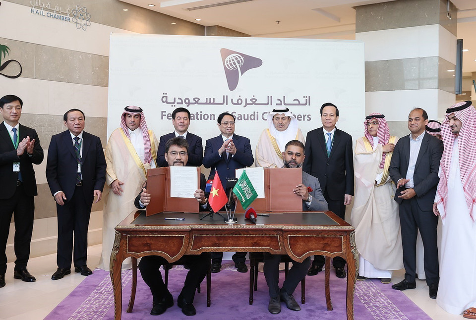 Thủ tướng Phạm Minh Chính chứng kiến Lễ ký Biên bản ghi nhớ về hợp tác du lịch giữa Vietravel (Việt Nam) và Công ty du lịch ITL (Saudi Arabia). (Ảnh: Dương Giang/TTXVN)