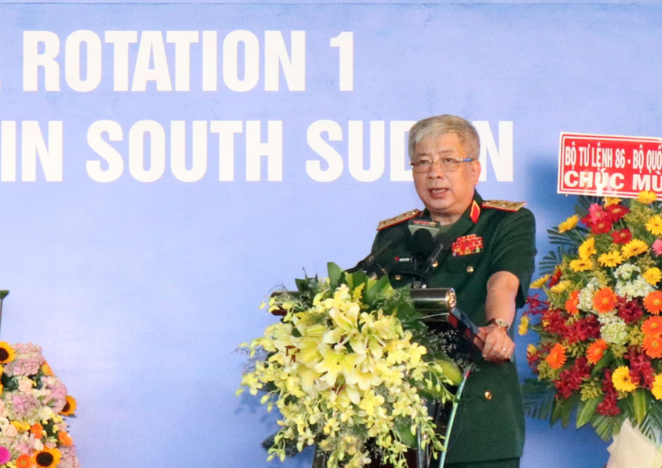 Thượng tướng Nguyễn Chí Vịnh, Thứ trưởng Bộ Quốc phòng, Tổ trưởng Tổ liên ngành, Trưởng Ban chỉ đạo Bộ Quốc phòng về Việt Nam tham gia hoạt động gìn giữ hòa bình Liên hợp quốc phát biểu tại buổi lễ xuất quân. (Ảnh: Xuân Khu/TTXVN)