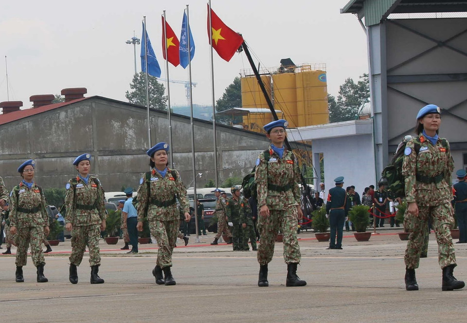 Các nữ quân nhân trong lễ xuất quân. (Ảnh: Thanh Vũ/TTXVN)