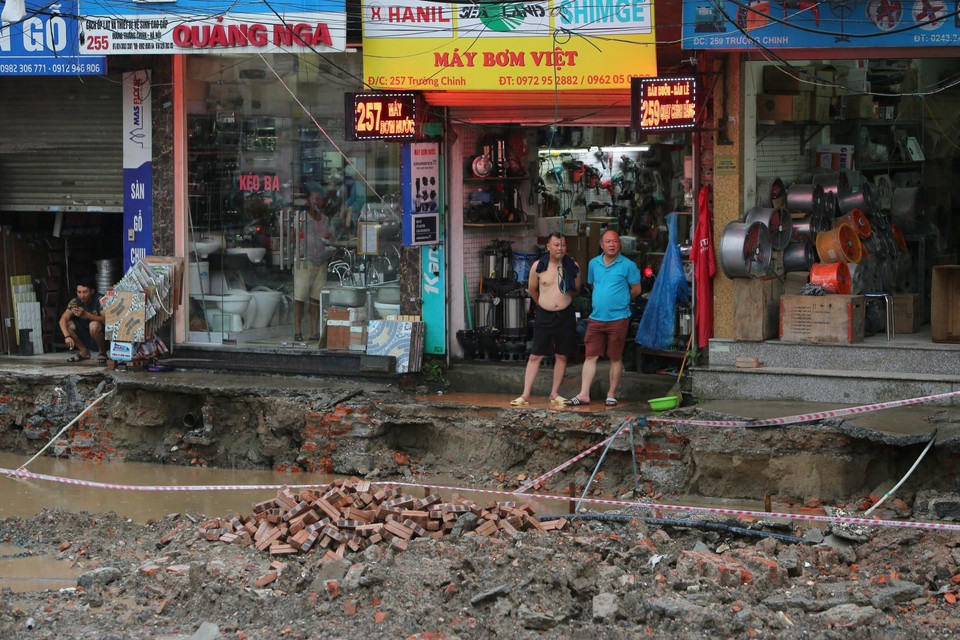 Công trình thi công trên tuyến đường Trường Chinh gây khó khăn cho các các hộ dân sống tại đây. (Ảnh: Thành Đạt/TTXVN)