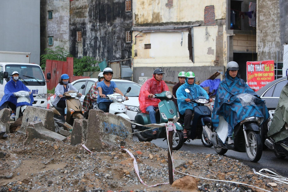 Công trường ngổn ngang vật liệu xây dựng gây ảnh hưởng cho người tham gia giao thông. (Ảnh: Thành Đạt/TTXVN)