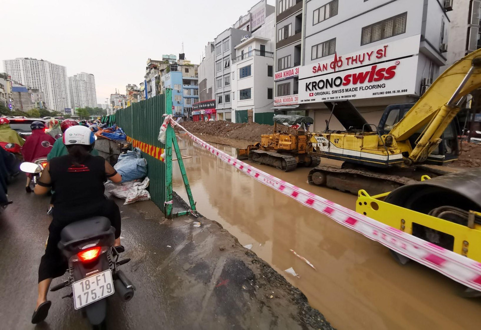 Các đơn vị thi công phân luồng giao thông tạm bợ, gây nguy hiểm cho người dân khi lưu thông. (Ảnh: Thành Đạt/TTXVN)