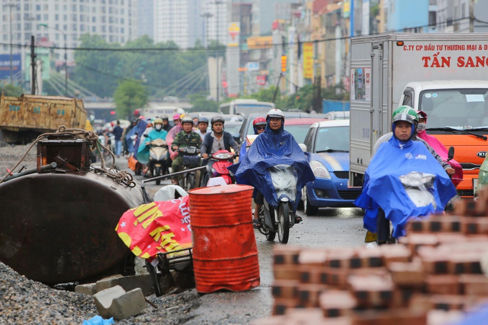 Công trường ngổn ngang vật liệu xây dựng gây ảnh hưởng cho người tham gia giao thông trên tuyến đường.(Ảnh: Thành Đạt/TTXVN)