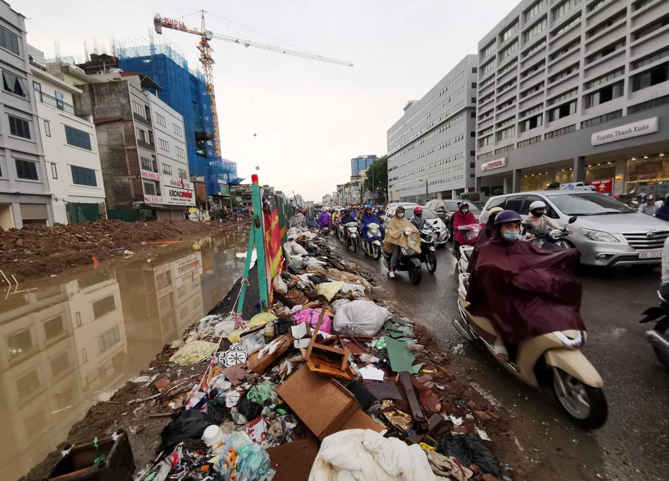 Tuyến đường Trường Chinh thi công kéo dài khiến việc lưu thông của người dân vô cùng vất vả. (Ảnh: Thành Đạt/TTXVN)