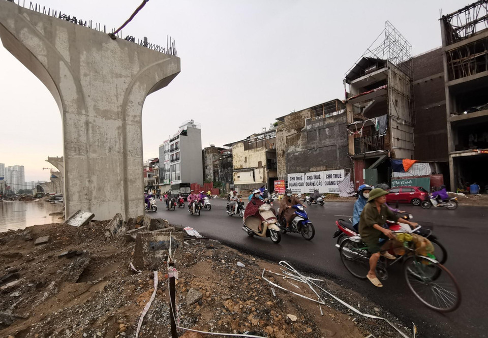 Ranh giới giữa công trường và tuyến đường người dân tham gia giao thông gần như không có phân cách, khiến người dân dễ dàng đi vào công trường gây mất an toàn. (Ảnh: Thành Đạt/TTXVN)