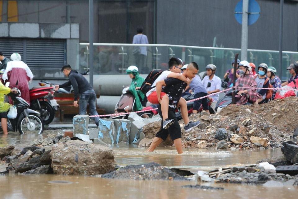 Cuộc sống của người dân sinh sống tại khu vực bị ảnh hưởng nghiêm trọng từ ngày tuyến đường đi vào thi công. (Ảnh: Thành Đạt/TTXVN)
