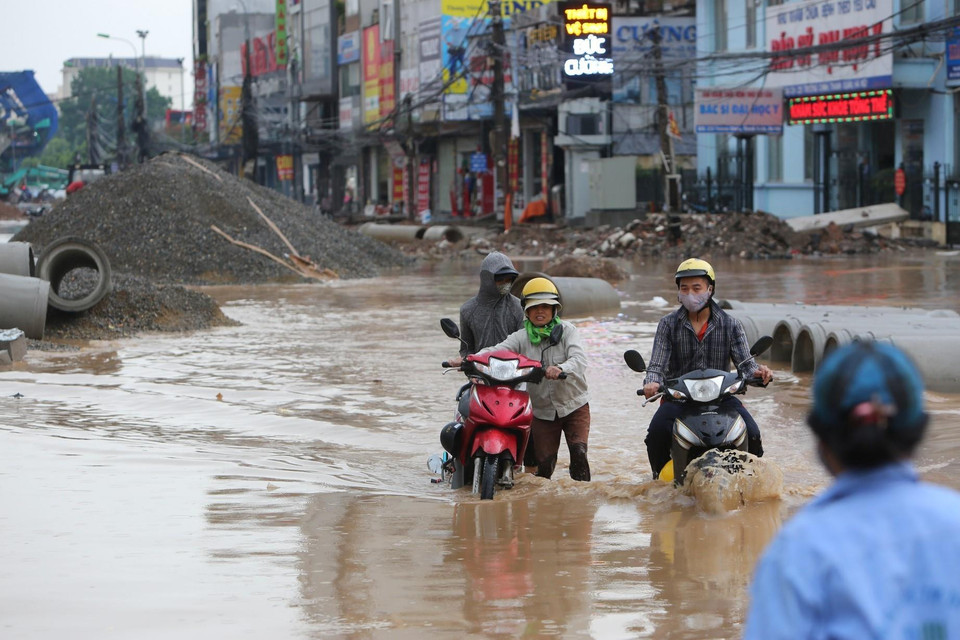 Người dân bất chấp nguy hiểm đi vào công trường. (Ảnh: Thành Đạt/TTXVN)