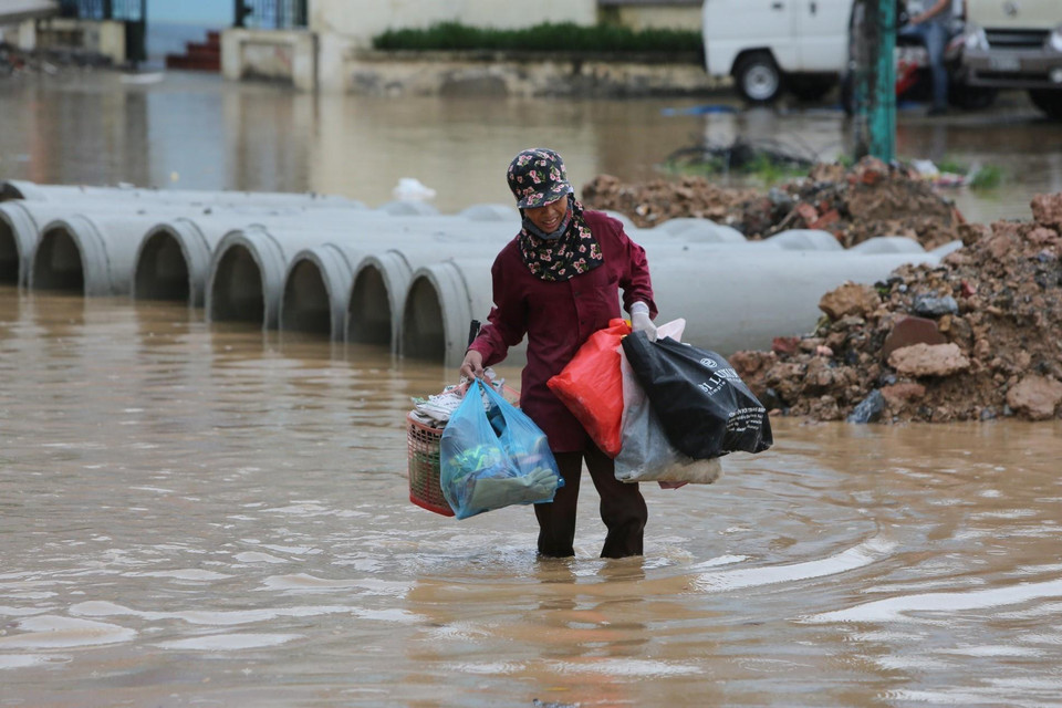 Sau mỗi trận mưa, đoạn đường Trường Chinh như một hồ nước lớn, gây nguy hiểm cho người dân. (Ảnh: Thành Đạt/TTXVN)