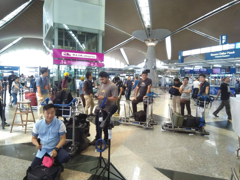 Rất nhiều phóng viên Malaysia và quốc tế đã lên sân bay Kuala Lumpur từ rất sớm để đưa tin công dân Việt Nam Đoàn Thị Hương được thả tự do, lên đường về nước. (Ảnh: Hà Ngọc/TTXVN)