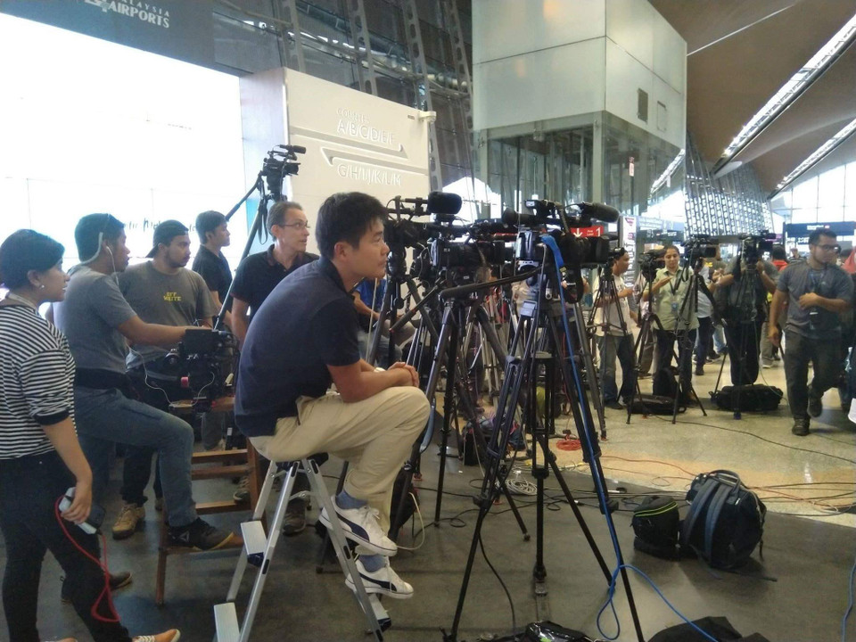 Rất nhiều phóng viên Malaysia và quốc tế đã lên sân bay Kuala Lumpur từ rất sớm để đưa tin công dân Việt Nam Đoàn Thị Hương được thả tự do, lên đường về nước. (Ảnh: Hà Ngọc/TTXVN)