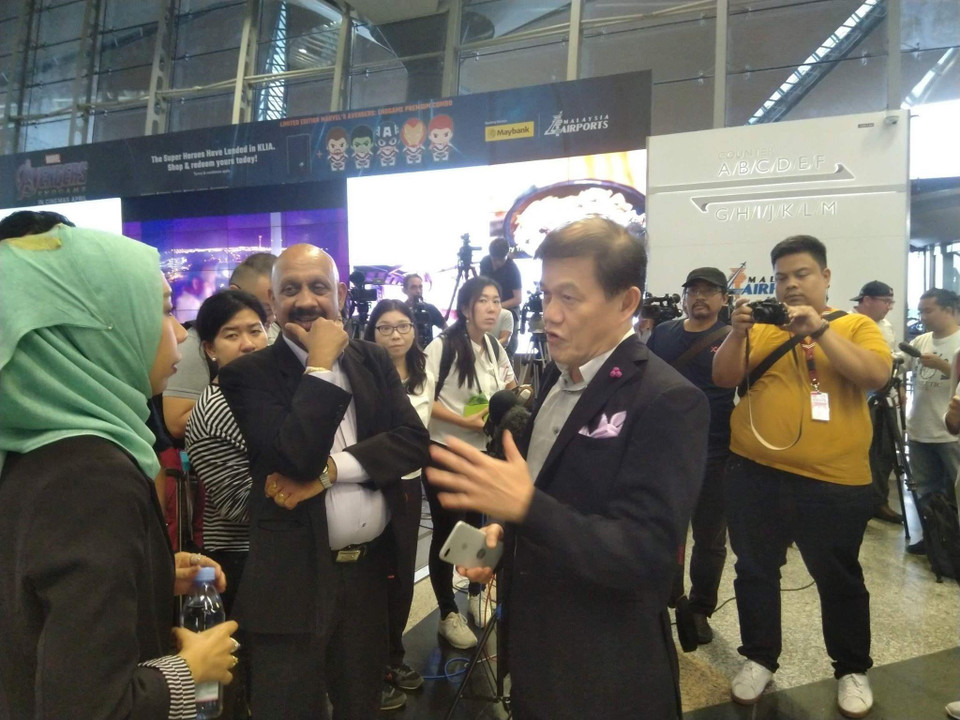 Luật sư Hisyam Teh Poh Teik bào chữa cho Đoàn Thị Hương cũng có mặt ở sân bay Kuala Lumpur. Dự kiến, ông sẽ đi cùng Đoàn Thị Hương về Việt Nam. (Ảnh: Hà Ngọc/TTXVN)