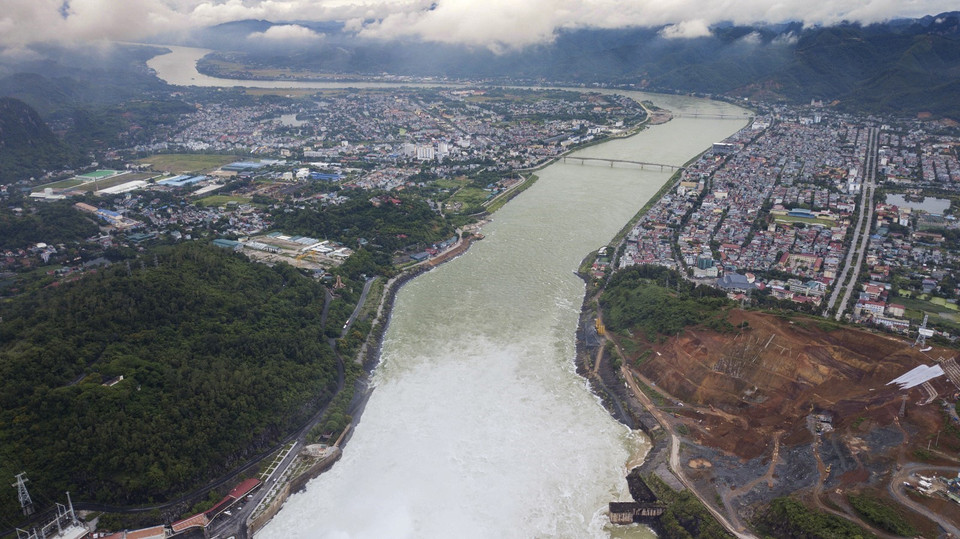 Nhiều công trình, dự án quy mô lớn được đầu tư và đưa vào khai thác hiệu quả nhằm hoàn thiện tiêu chí đô thị loại II. Thành phố Hòa Bình là cầu nối giữa Thủ đô Hà Nội và Tây Bắc và là điểm đến hấp dẫn của các nhà đầu tư. . (Ảnh: Trọng Đạt/TTXVN)
