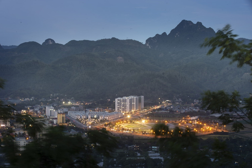 Các dự án đô thị, nhà ở dân cư, trụ sở cơ quan hành chính được quy hoạch hạ tầng đồng bộ tại phường Quỳnh Lâm, thành phố Hòa Bình. (Ảnh: Trọng Đạt/TTXVN) 