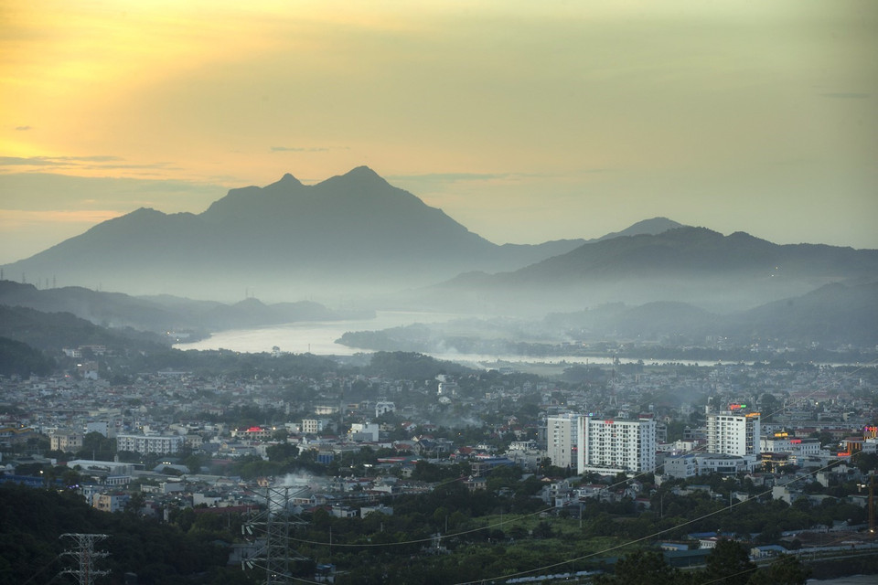 Thành phố Hòa Bình nằm bên bờ dòng sông Đà. (Ảnh: Trọng Đạt/TTXVN)