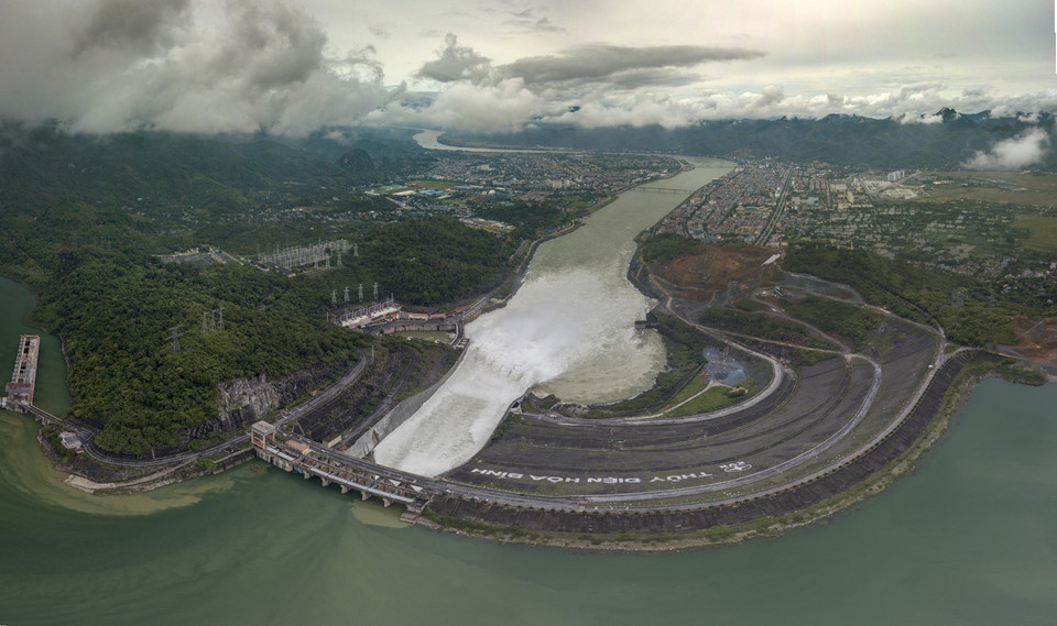 Toàn cảnh thủy điện và thành phố Hòa Bình nhìn từ trên cao. (Ảnh: Trọng Đạt/TTXVN)