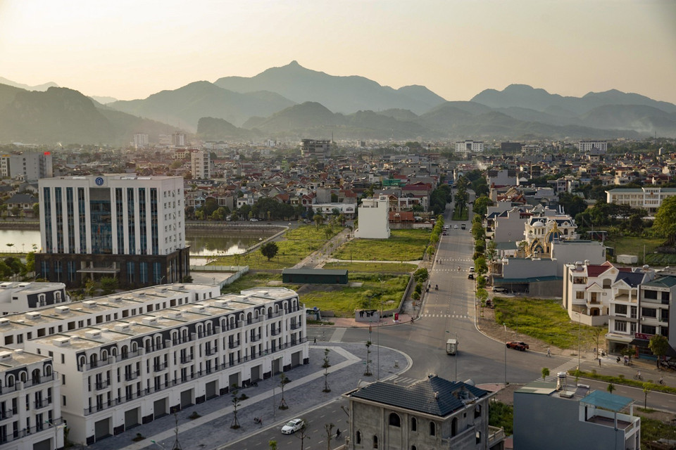 Thành phố Hòa Bình - đô thị ven sông Đà đang có bước phát triển mạnh mẽ với các công trình trọng điểm giàu tính hiện đại, văn minh, mang đậm nét văn hóa truyền thống. (Ảnh: Trọng Đạt/TTXVN)