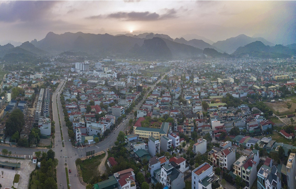 Toàn cảnh thành phố Hòa Bình phía bờ trái Sông Đà. (Ảnh: Trọng Đạt/TTXVN)