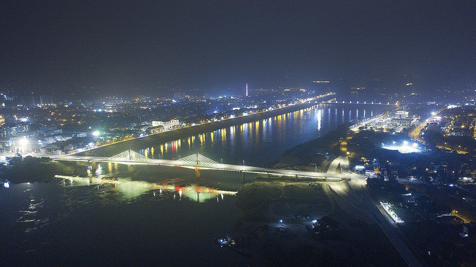 Cầu Hòa Bình 2 được khánh thành và đi vào sử dụng năm 2021, là điểm nhấn cảnh quan thành phố Hòa Bình. (Ảnh: Trọng Đạt/TTXVN)