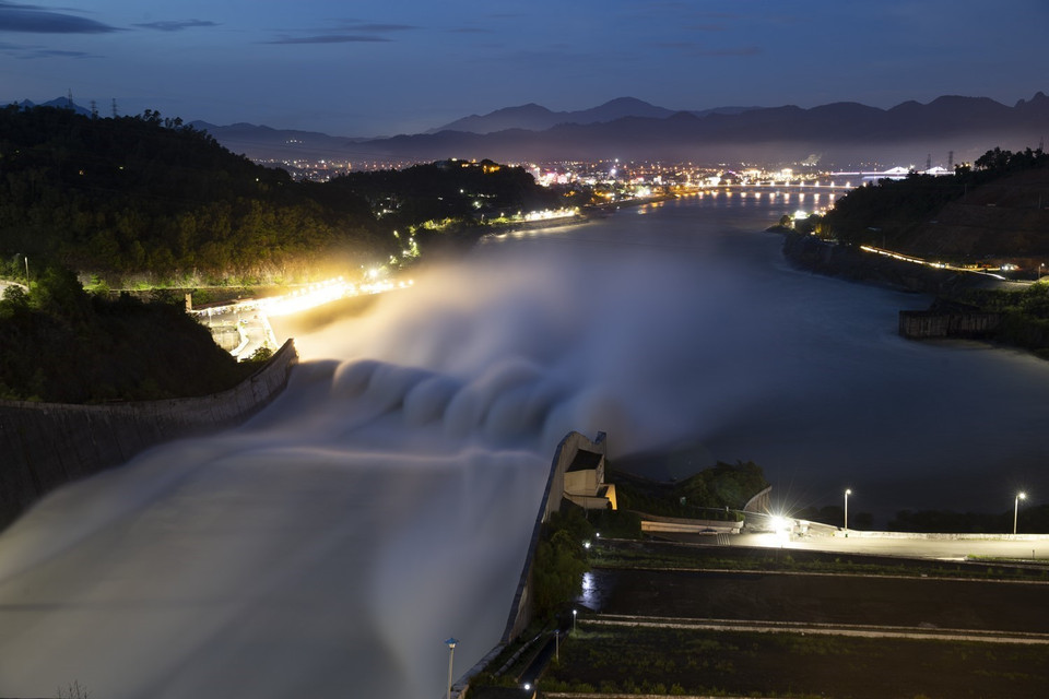 Thủy điện Hòa Bình xả lũ. (Ảnh: Trọng Đạt/TTXVN)