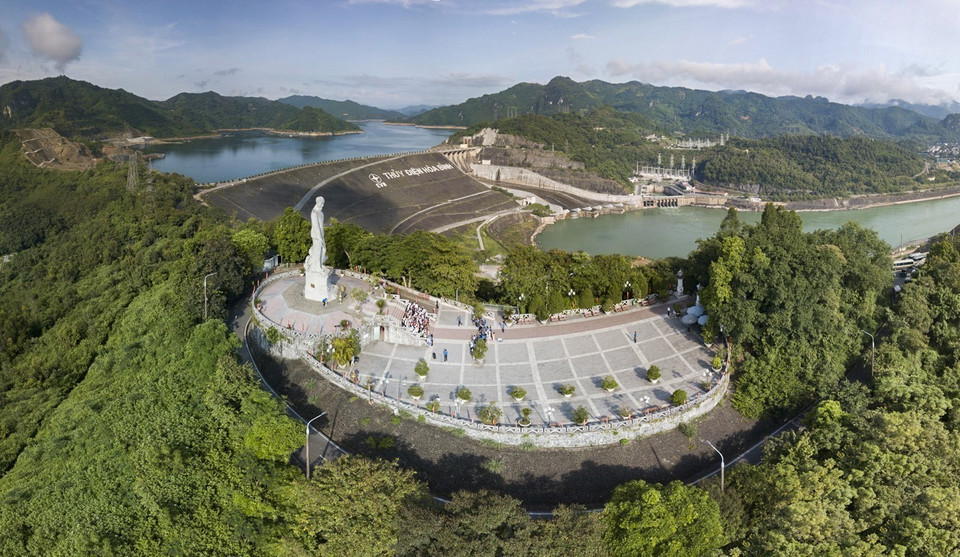 Tượng đài Bác Hồ và thủy điện Hòa Bình. (Ảnh: Trọng Đạt/TTXVN)