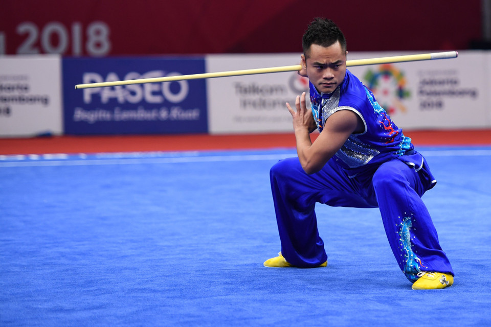 Vận động viên Phạm Quốc Khánh giành được 19,42 điểm nội dung nam quyền-nam côn của wushu tại ASIAD 2018 diễn ra ở Jakarta, Indonesia, đoạt Huy chương Bạc. (Ảnh: THX/TTXVN)