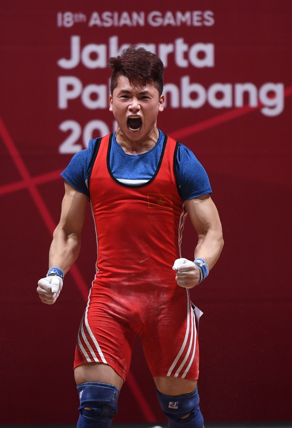 Vận động viên Trịnh Văn Vinh đoạt Huy chương bạc nội dung cử tạ, hạng cân 62 kg với tổng cử đạt 299 kg, xếp sau VĐV chủ nhà Eko Yuli (311 kg) ở ASIAD 2018, Jakarta, Indonesia ngày 21/8. (Ảnh: THX/TTXVN)