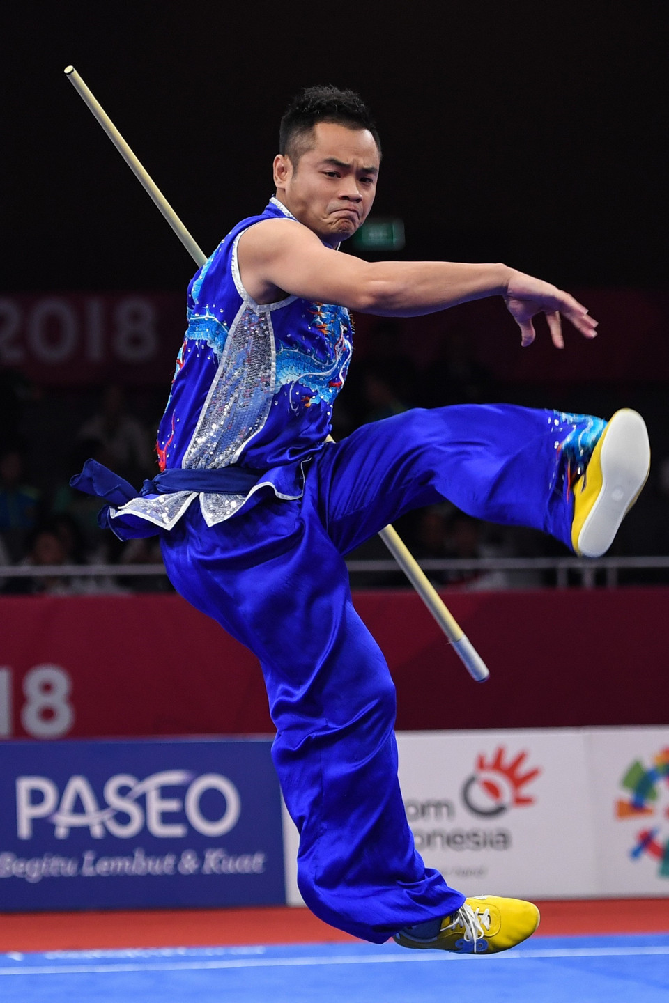 Vận động viên Phạm Quốc Khánh giành được 19,42 điểm nội dung nam quyền-nam côn của wushu tại ASIAD 2018 diễn ra ở Jakarta, Indonesia, đoạt Huy chương Bạc. (Ảnh: THX/TTXVN)