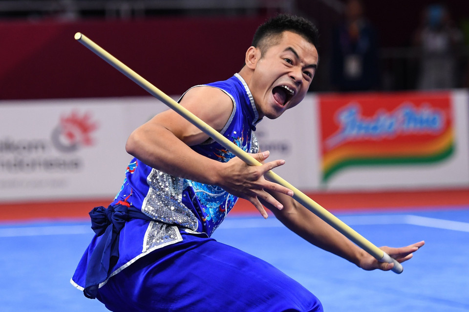 Vận động viên Phạm Quốc Khánh giành được 19,42 điểm nội dung nam quyền-nam côn của wushu tại ASIAD 2018 diễn ra ở Jakarta, Indonesia, đoạt Huy chương Bạc. (Ảnh: THX/TTXVN)