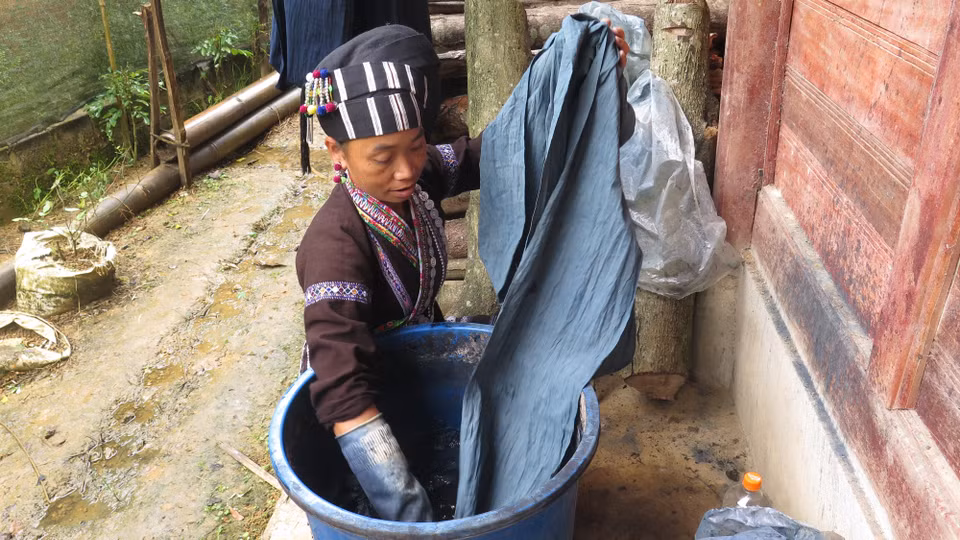 Vải sau khi dệt xong được mang đi nhuộm chàm. (Ảnh: Việt Hoàng/TTXVN)