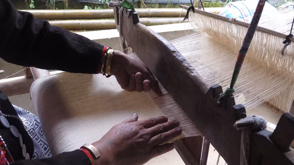 Những tấm vải khi được dệt sẽ mất rất nhiều thời gian. (Ảnh: Việt Hoàng/TTXVN)