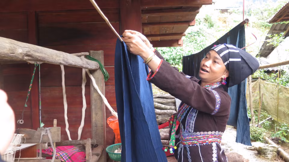 Sau khi nhuộm chàm xong, thổ cẩm được đem phơi nắng. (Ảnh: Việt Hoàng/TTXVN)