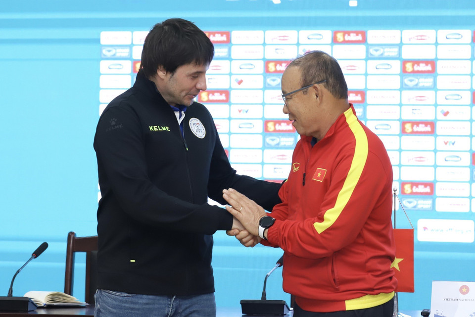 Huấn luyện viên trưởng đội tuyển Philippines Josep Ferres và huấn luyện viên trưởng đội tuyển Việt Nam Park Hang Seo tại buổi họp báo. (Ảnh: Minh Quyết/TTXVN)