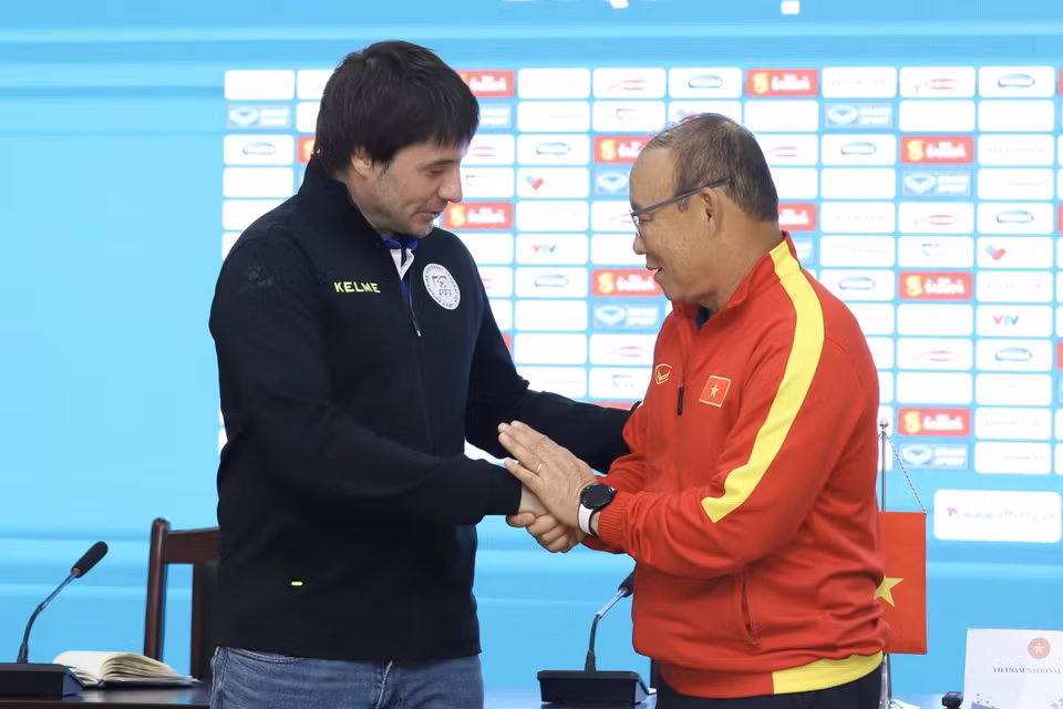 Huấn luyện viên trưởng đội tuyển Philippines Josep Ferres và huấn luyện viên trưởng đội tuyển Việt Nam Park Hang Seo tại buổi họp báo. (Ảnh: Minh Quyết/TTXVN)