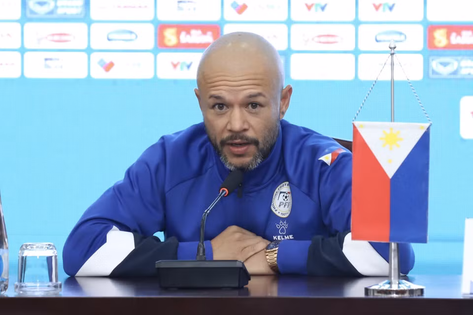 Đội trưởng đội tuyển Philippines Stephan Schrock phát biểu tại họp báo. (Ảnh: Minh Quyết/TTXVN)